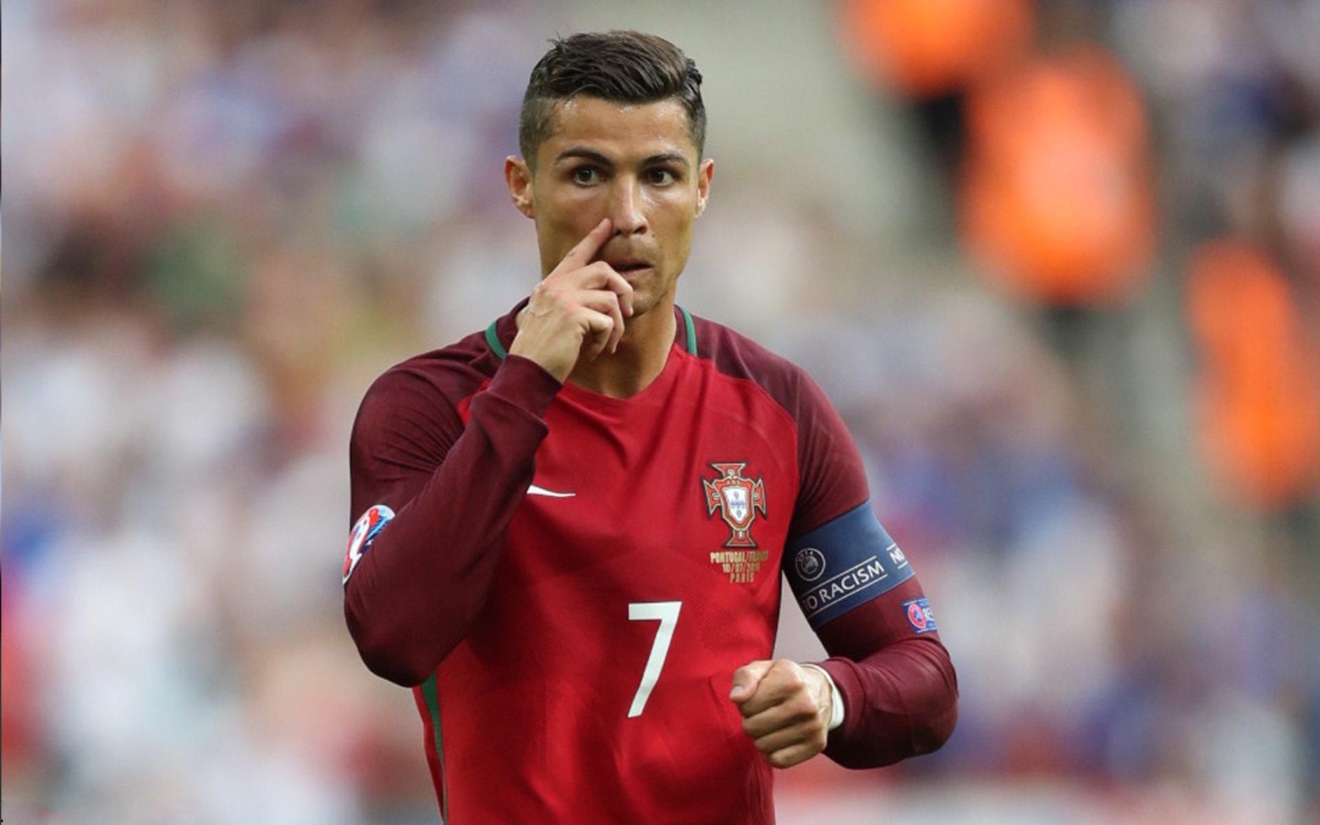 维尼修斯镜头签名引爆网络 新年伊始足坛巨星暖心宠粉